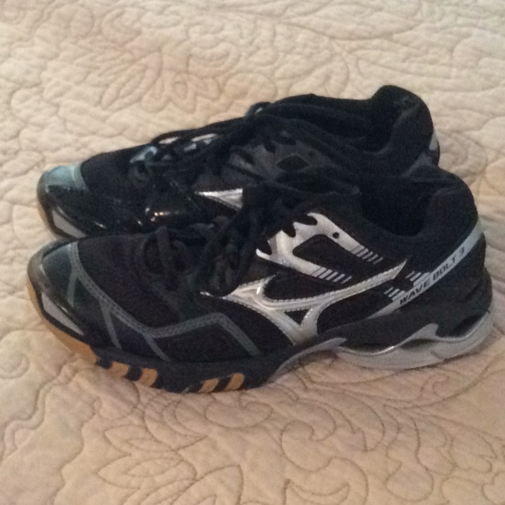 Mizuno volleyball shoes, ladies size 6.